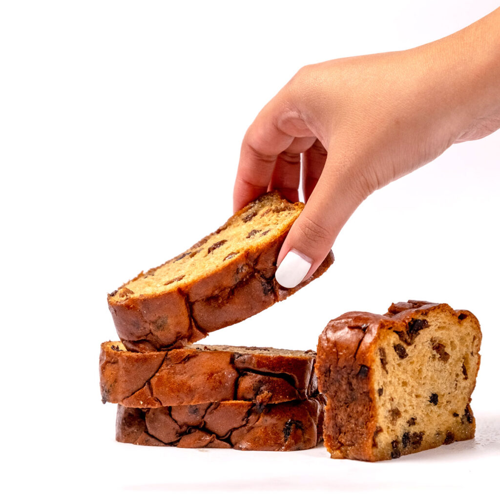 Plakken vers Surinaams kerstbrood met rozijnen